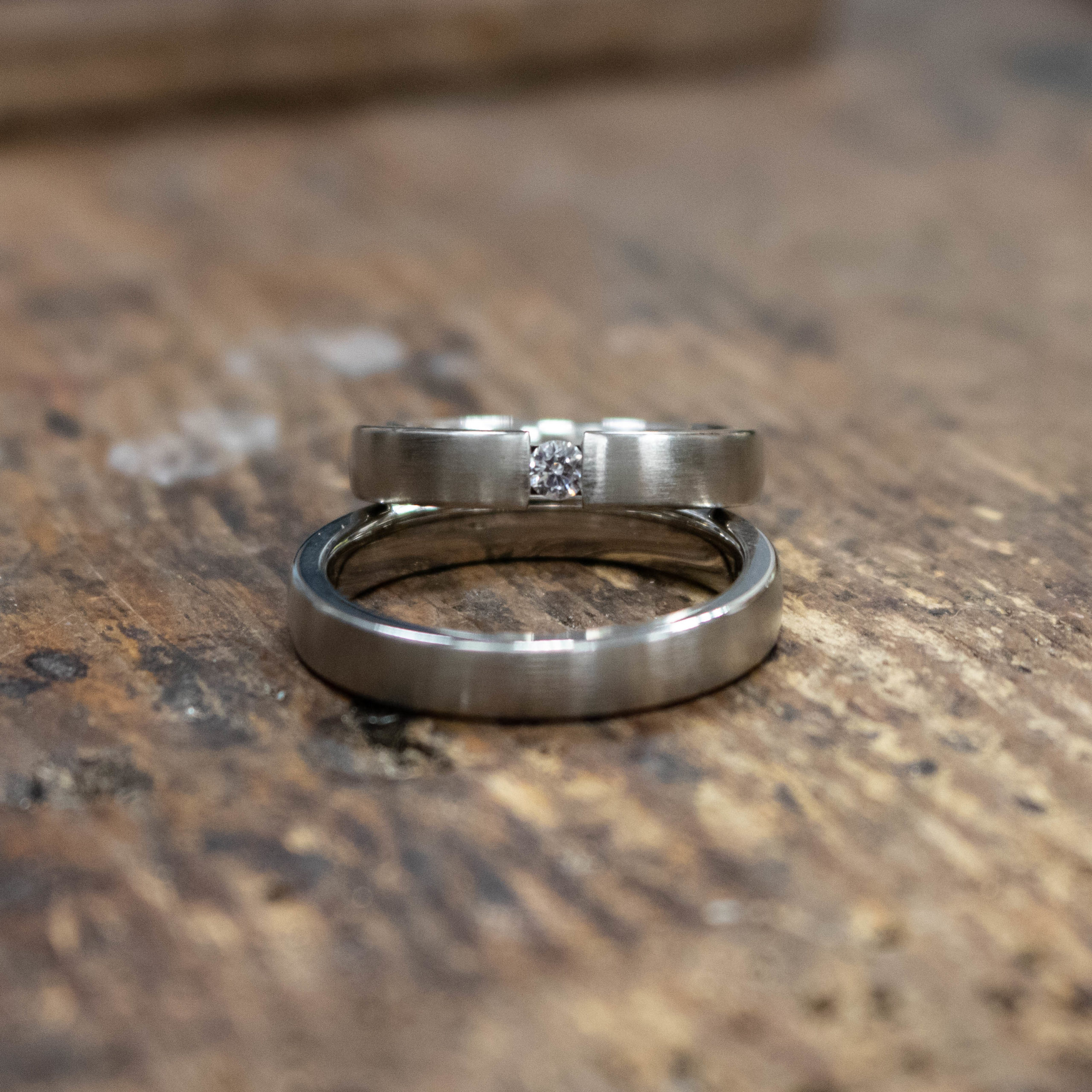 Platin, seidenmatt mit Brillant