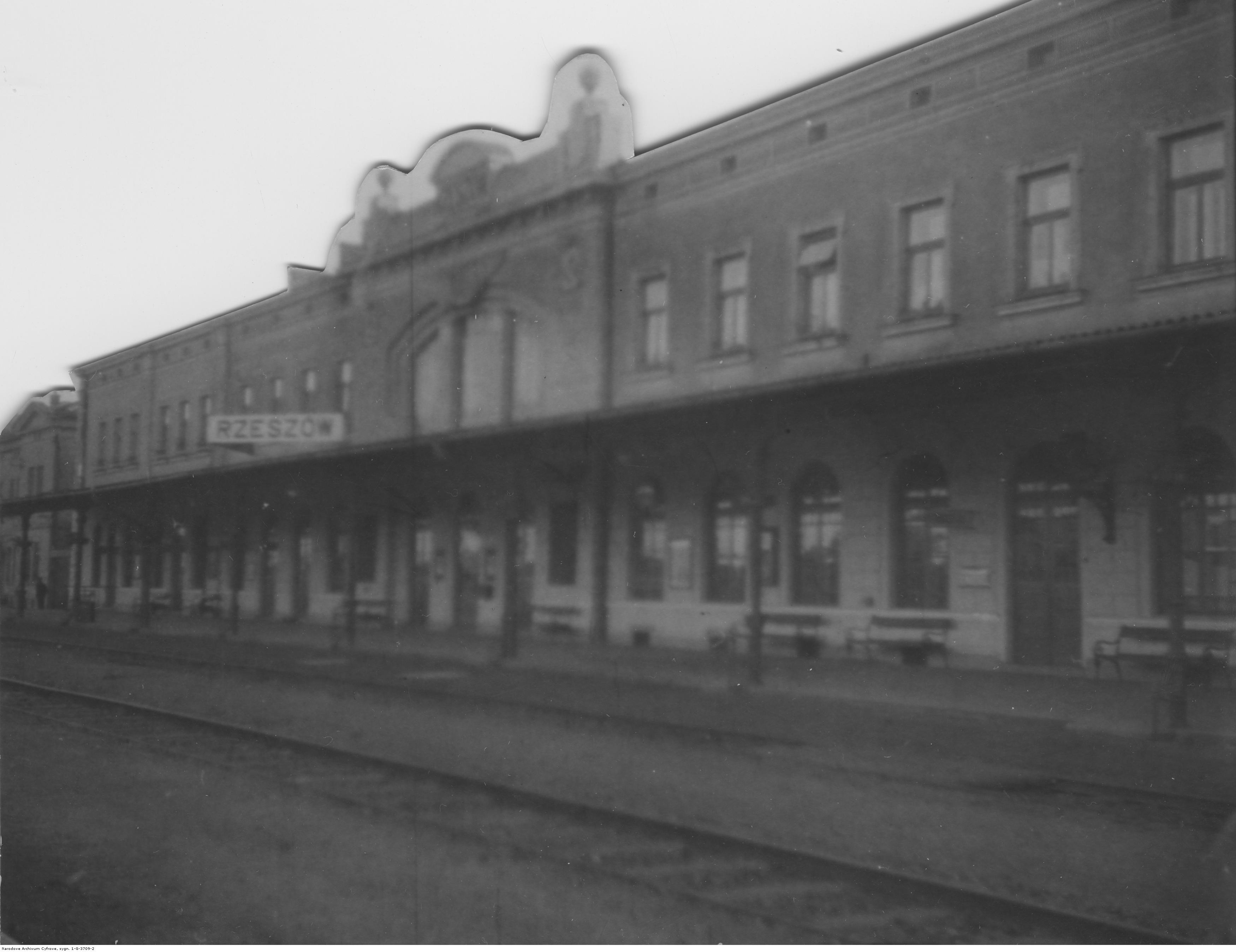 Dworzec kolejowy w Rzeszowie - widok dworca od strony peronu, rok 1932