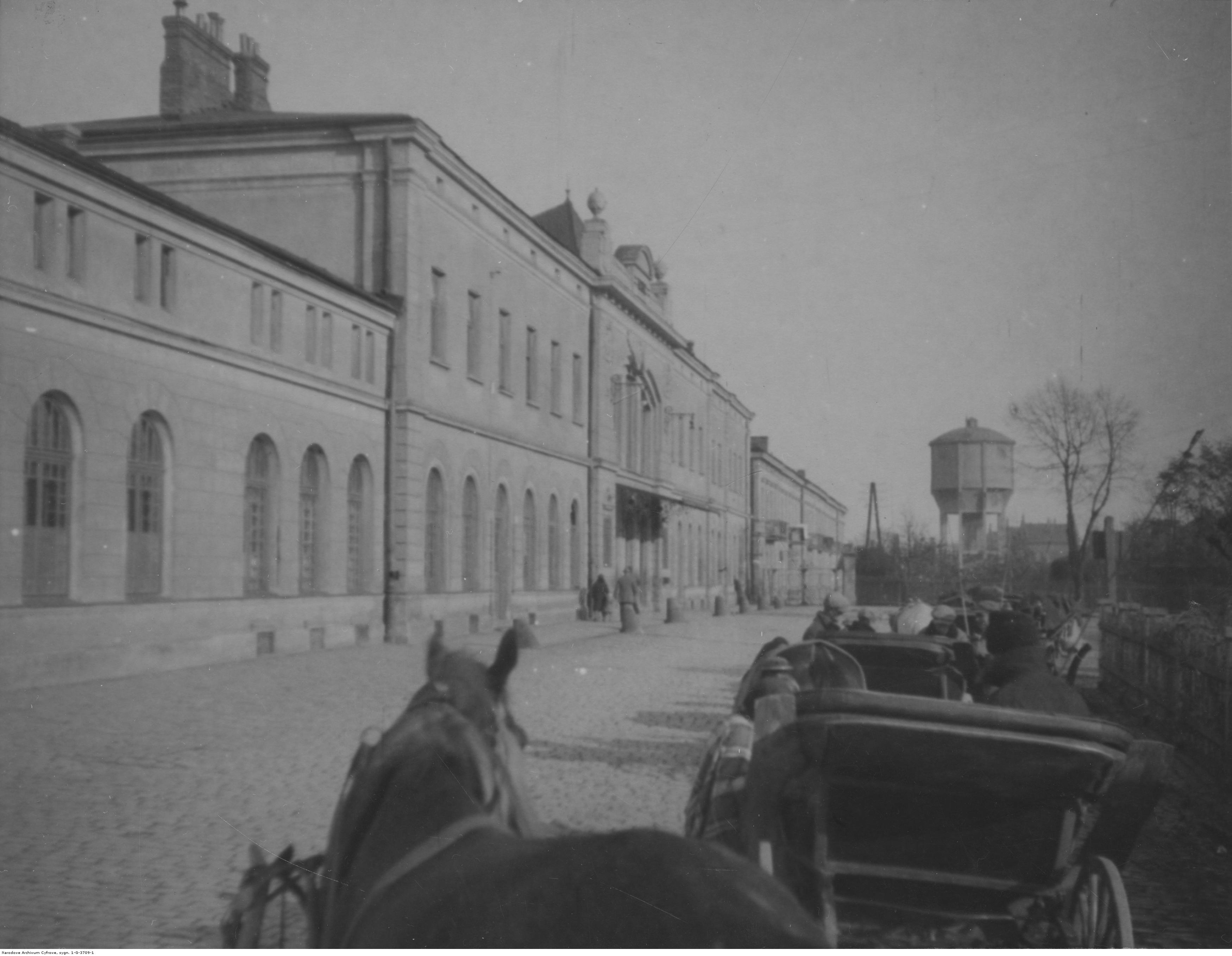 Dworzec kolejowy w Rzeszowie - widok od strony ulicy, rok 1932