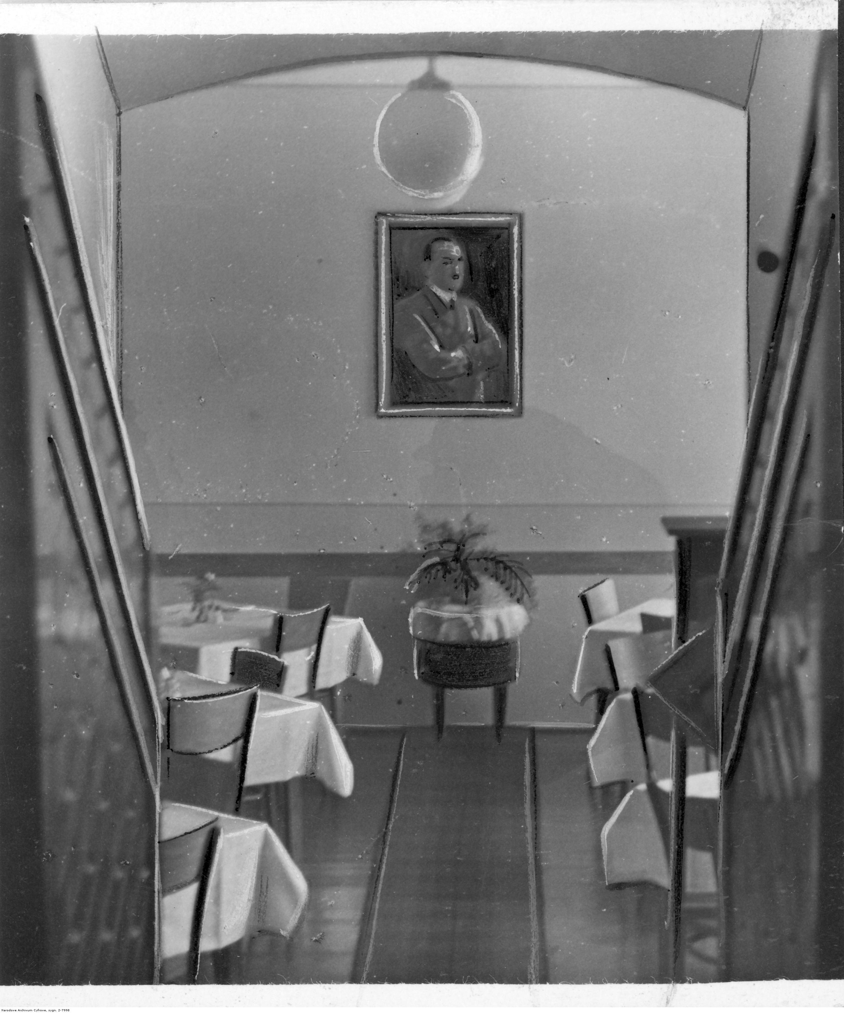 Hotel Reichshof w Rzeszowie - fragment wnętrza. Widoczna sala ze stolikami. Na ścianie portret Adolfa Hitlera, rok 1940-12