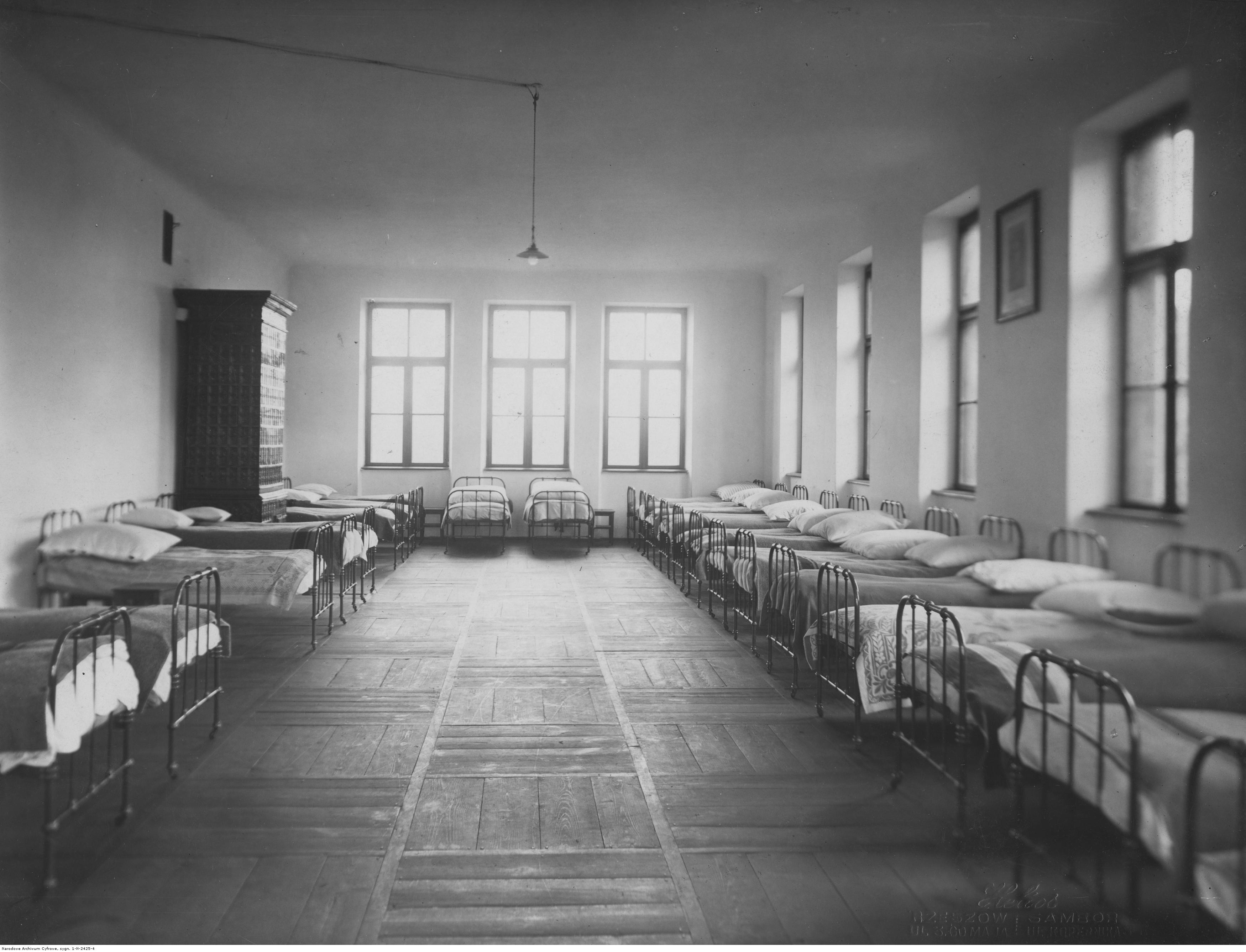 Państwowe Seminarium Nauczycielskie im. Stanisława Staszica w Rzeszowie - sypialnia w internacie, rok 1936