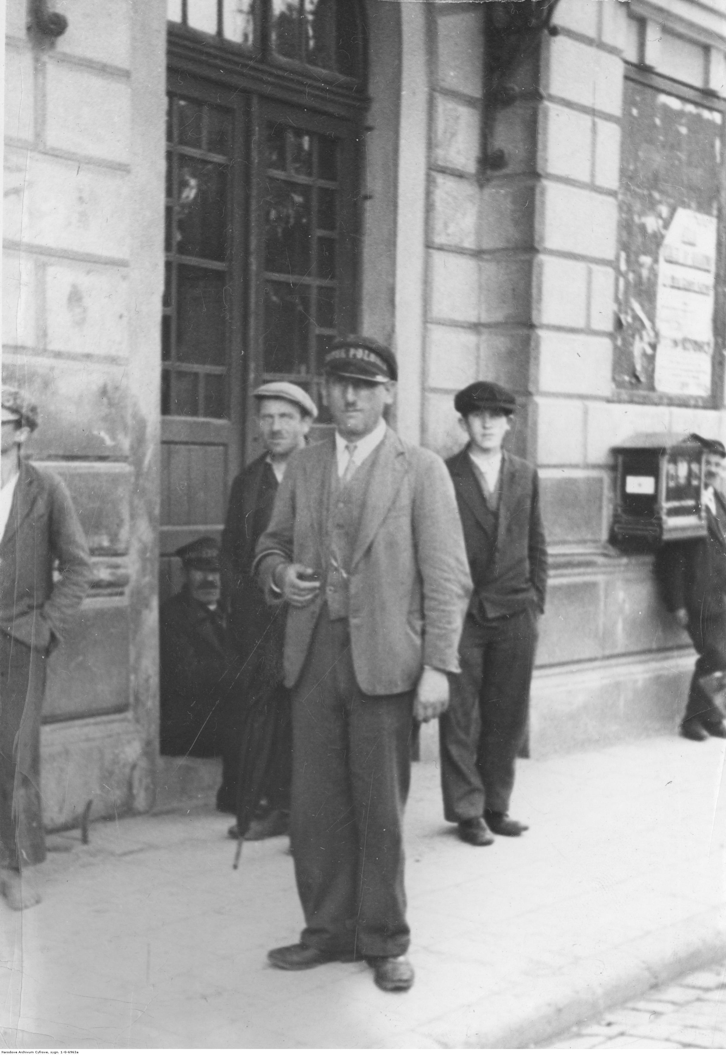 Portier hotelu Polonia przed dworcem w Rzeszowie. Na budynku skrzynka pocztowa, rok 1933