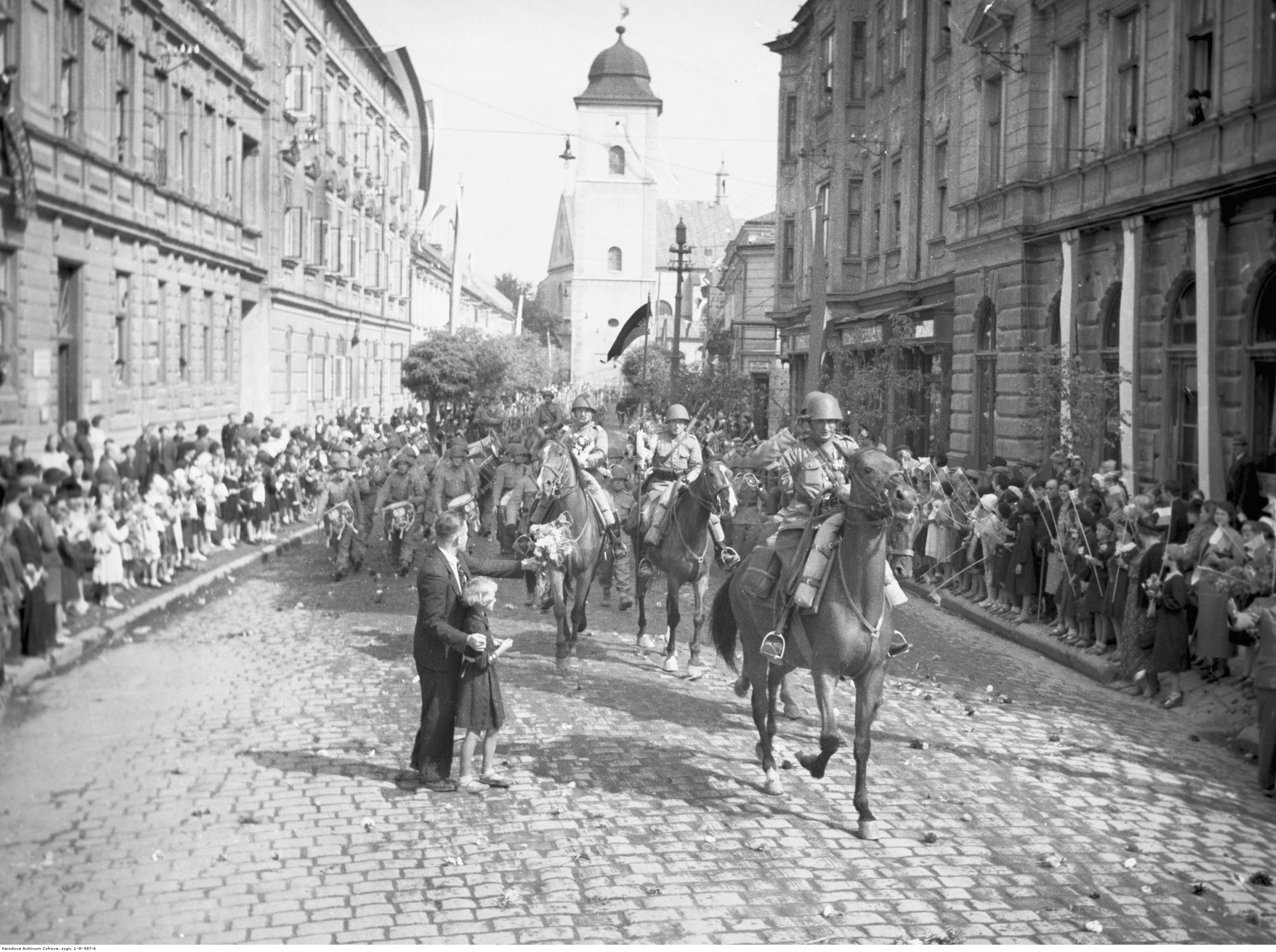 Powrót wojska po manewrach do Rzeszowa. Powitanie żołnierzy na jednej z ulic, rok 1938-09