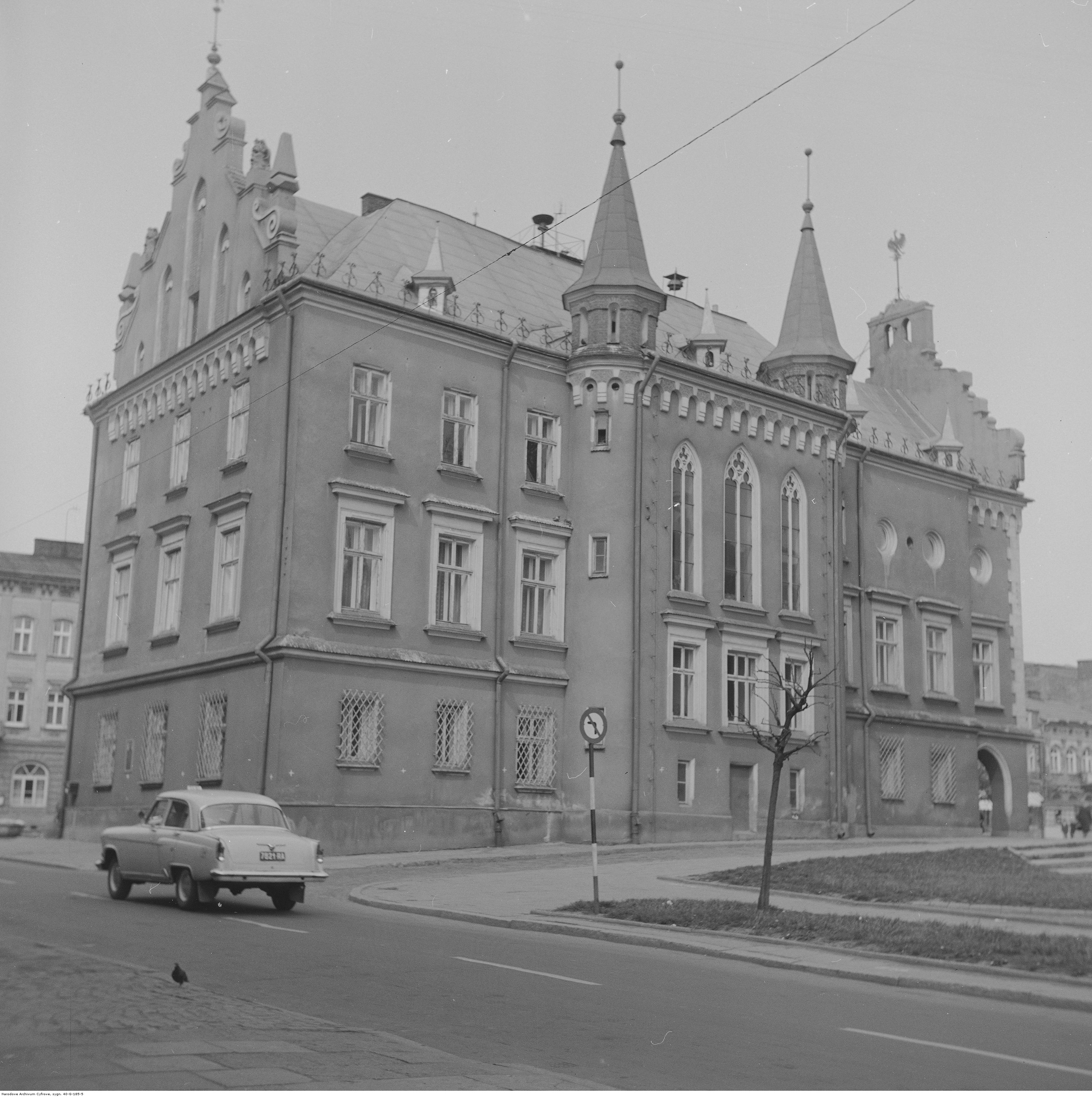 Ratusz na Rynku w Rzeszowie. Na ulicy taksówka marki GAZ-21 Wołga, rok 1974-05-12