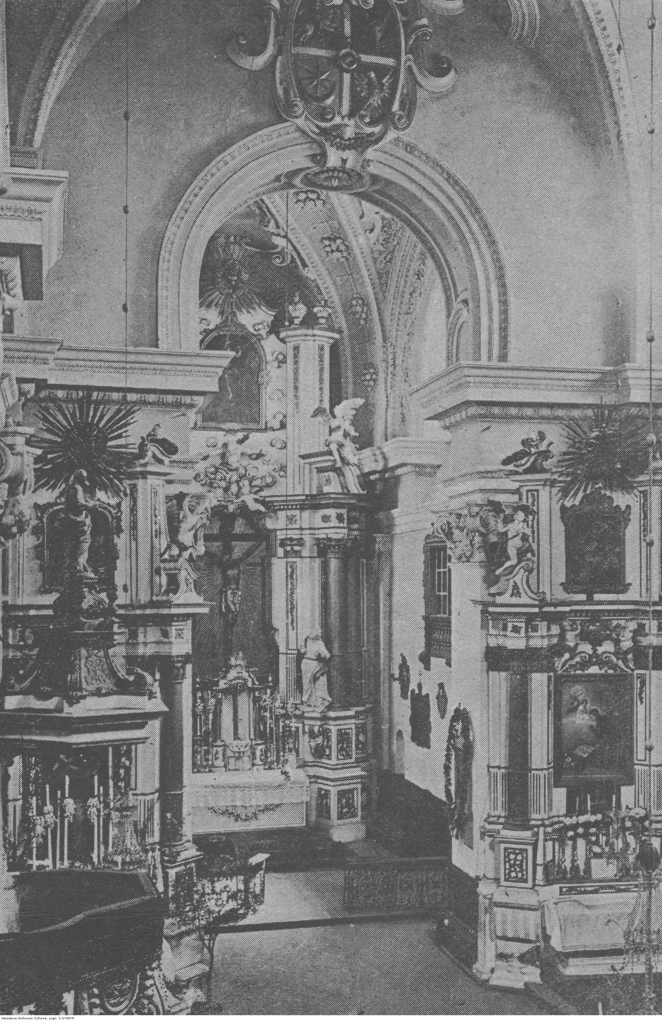 Wnętrze kościoła Pijarów w Rzeszowie. Ołtarz główny i ołtarz boczny św. Stanisława Kostki, rok 1918-1939