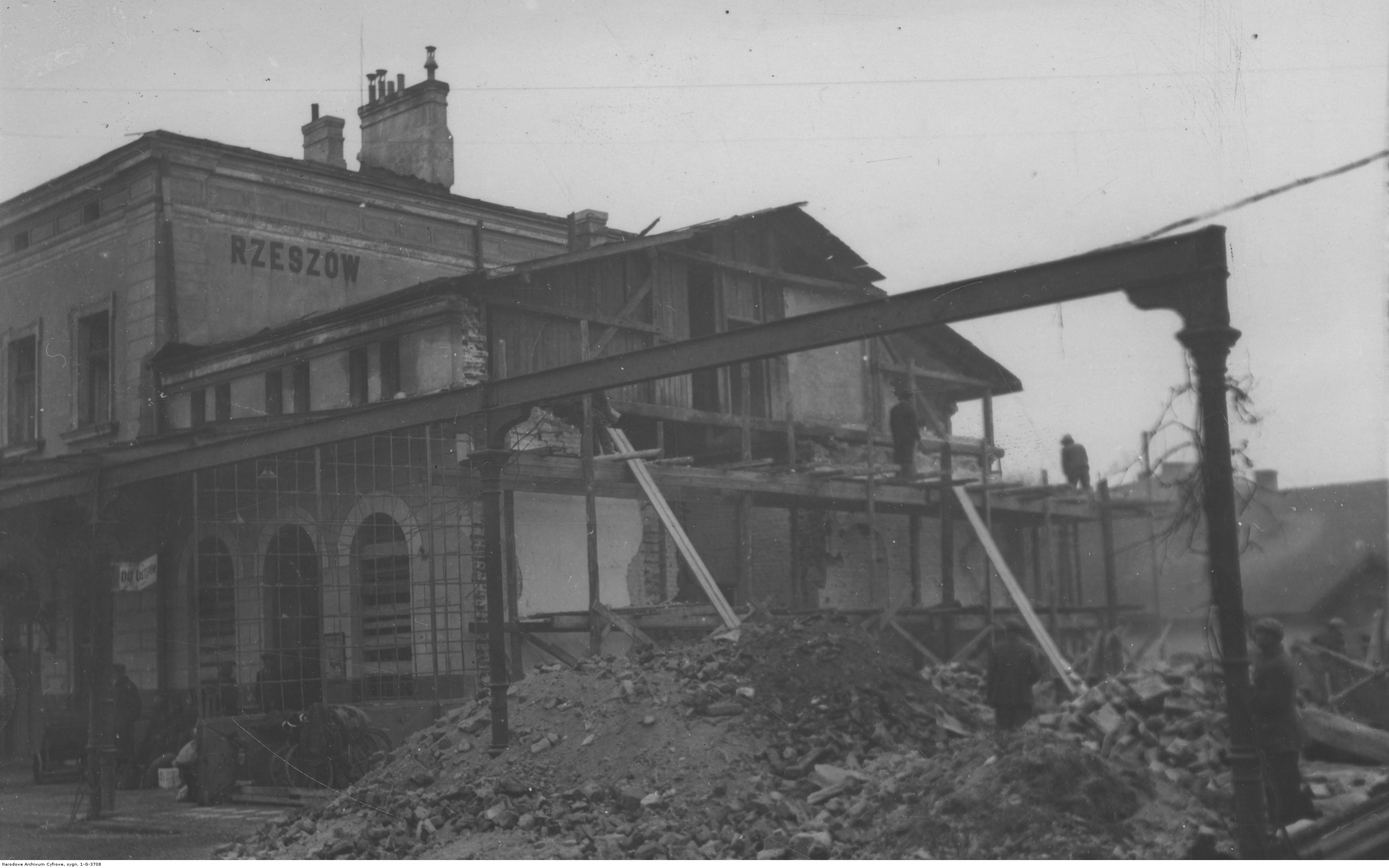 Dworzec kolejowy w Rzeszowie, budynek częściowo zniszczony podczas pierwszej wojny światowej, rok 1914-1918