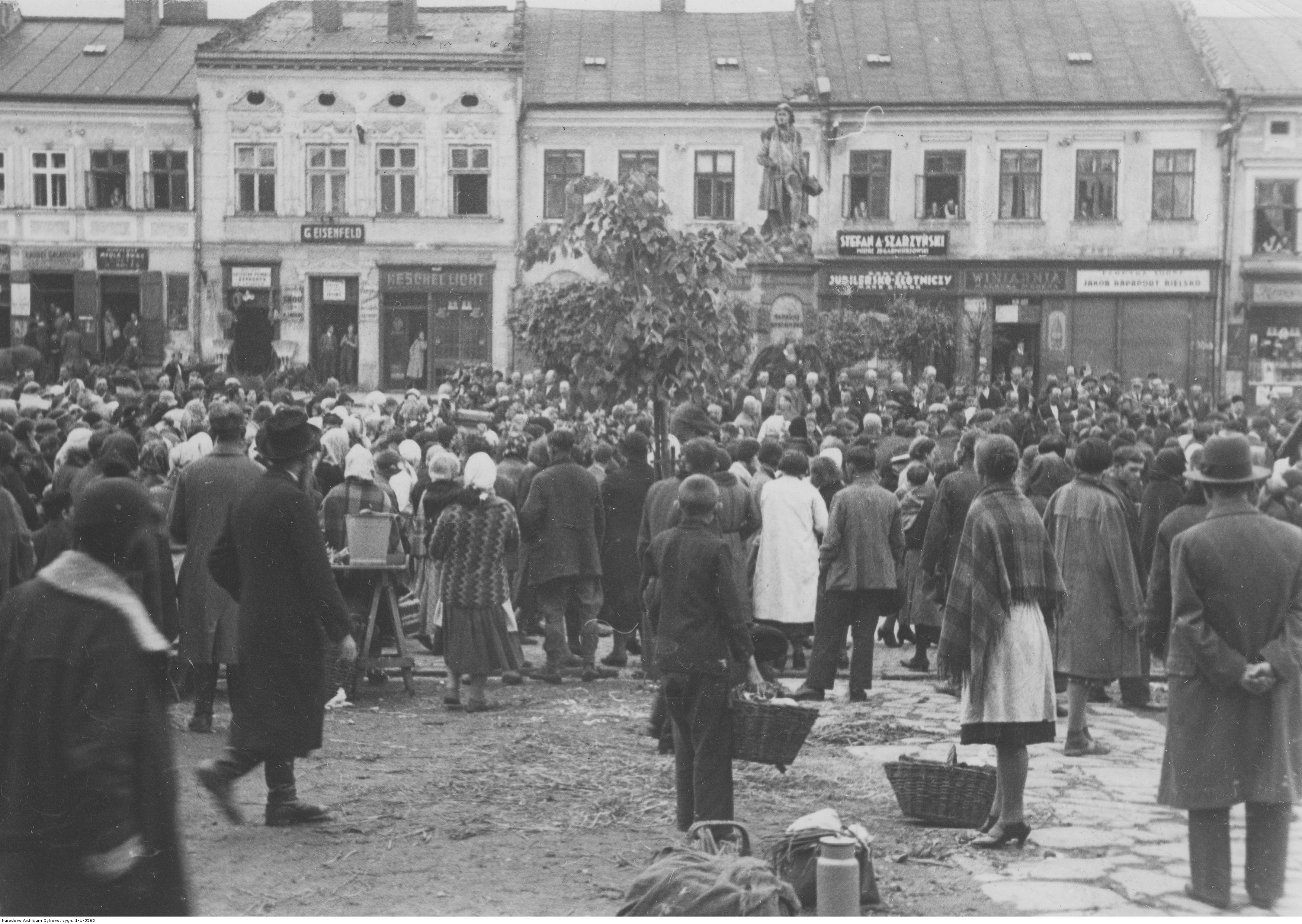 Handlujący pod pomnikiem Tadeusza Kościuszki w Rzeszowie, rok 1918 - 1939