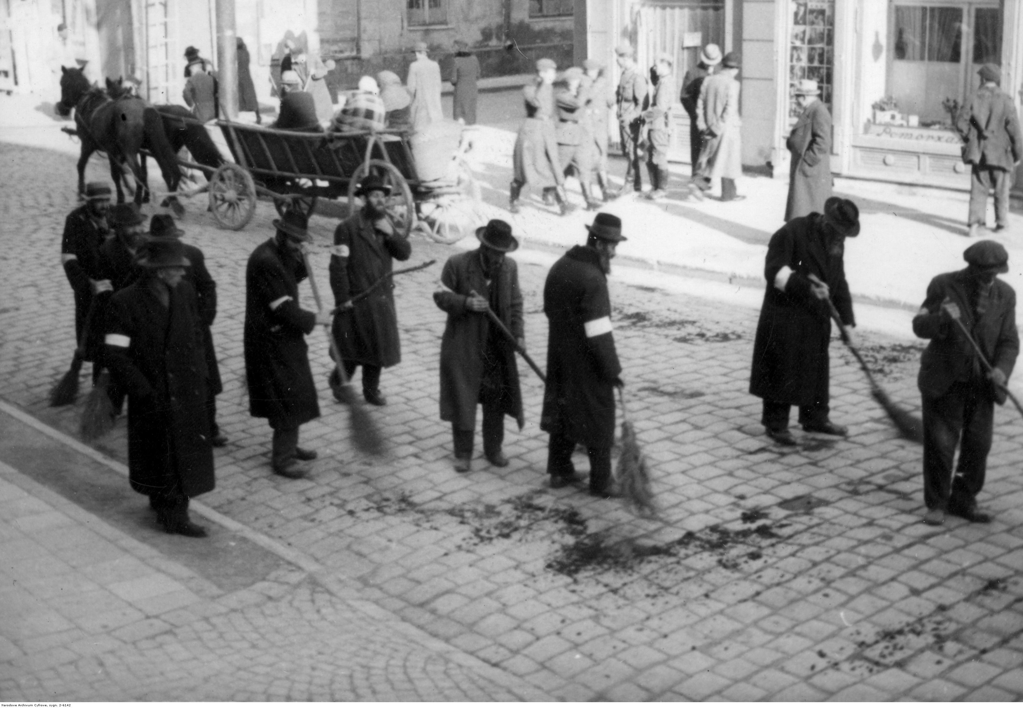 Ludność żydowska zamiata ulicę w Rzeszowie, rok 1939-45