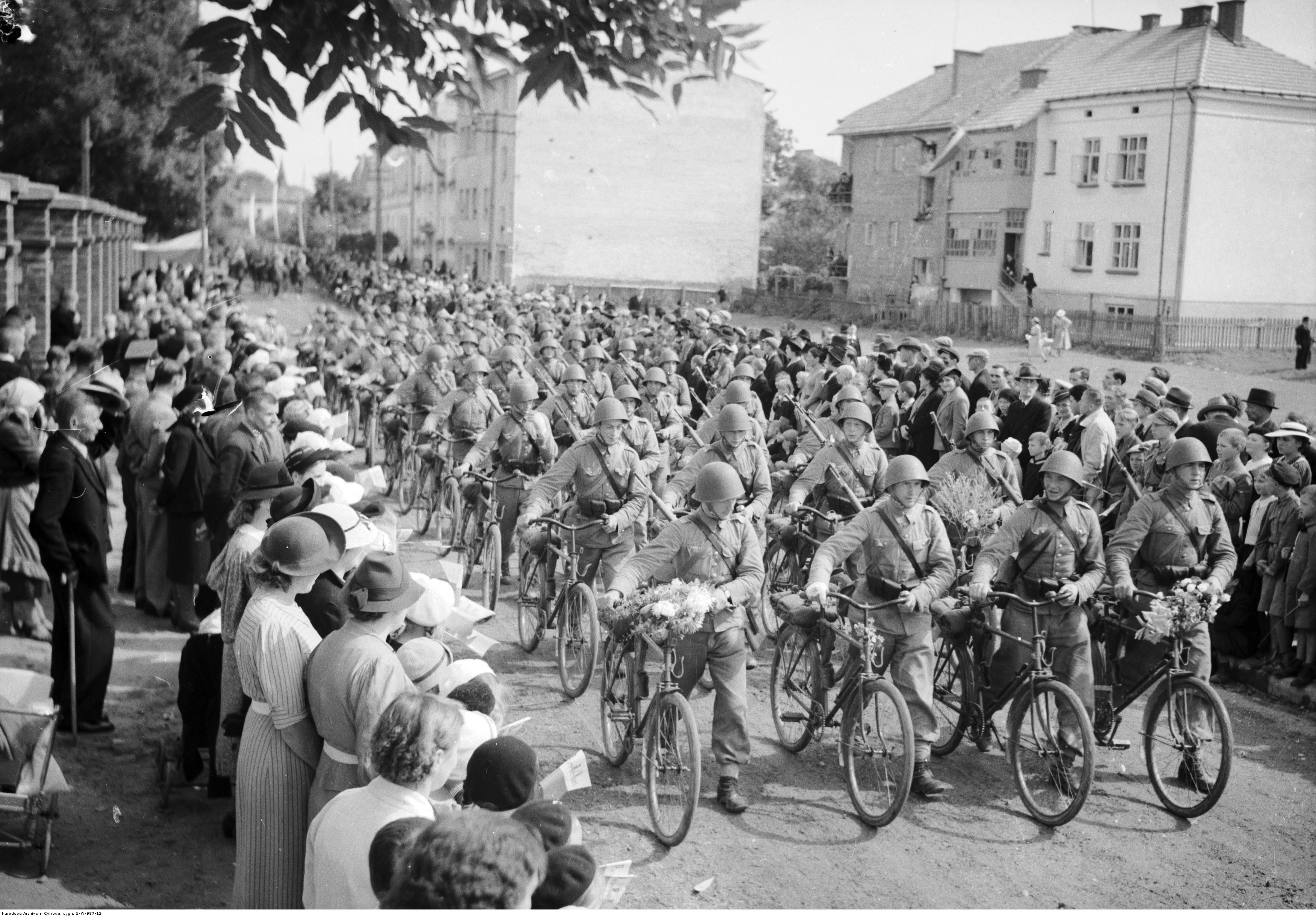 Powrót wojska po manewrach do Rzeszowa. Powitanie żołnierzy na jednej z ulic miasta - oddział żołnierzy z rowerami, rok 1938-09