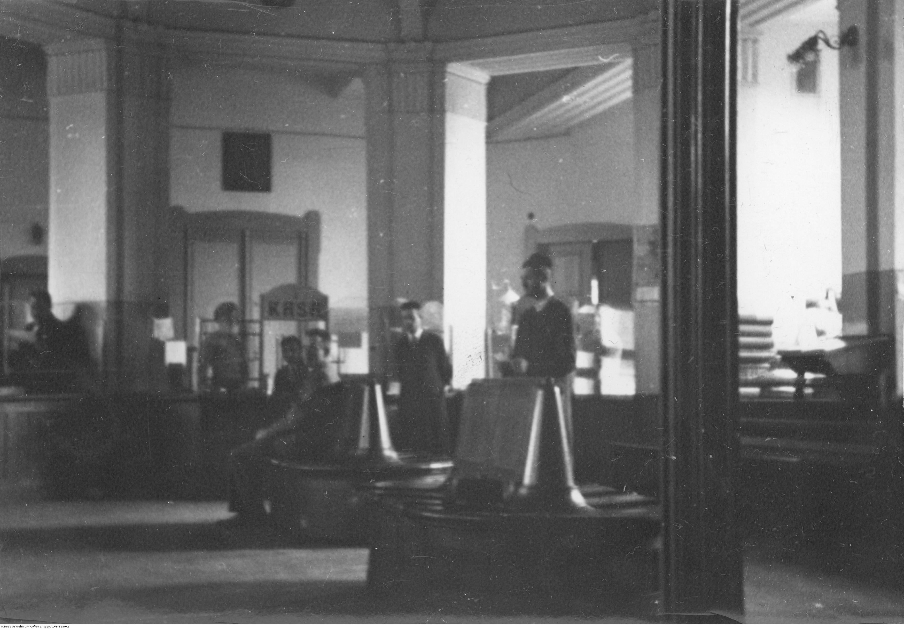 Sala przyjęć interesantów w Komunalnej Kasie Oszczędności w Rzeszowie, rok 1933