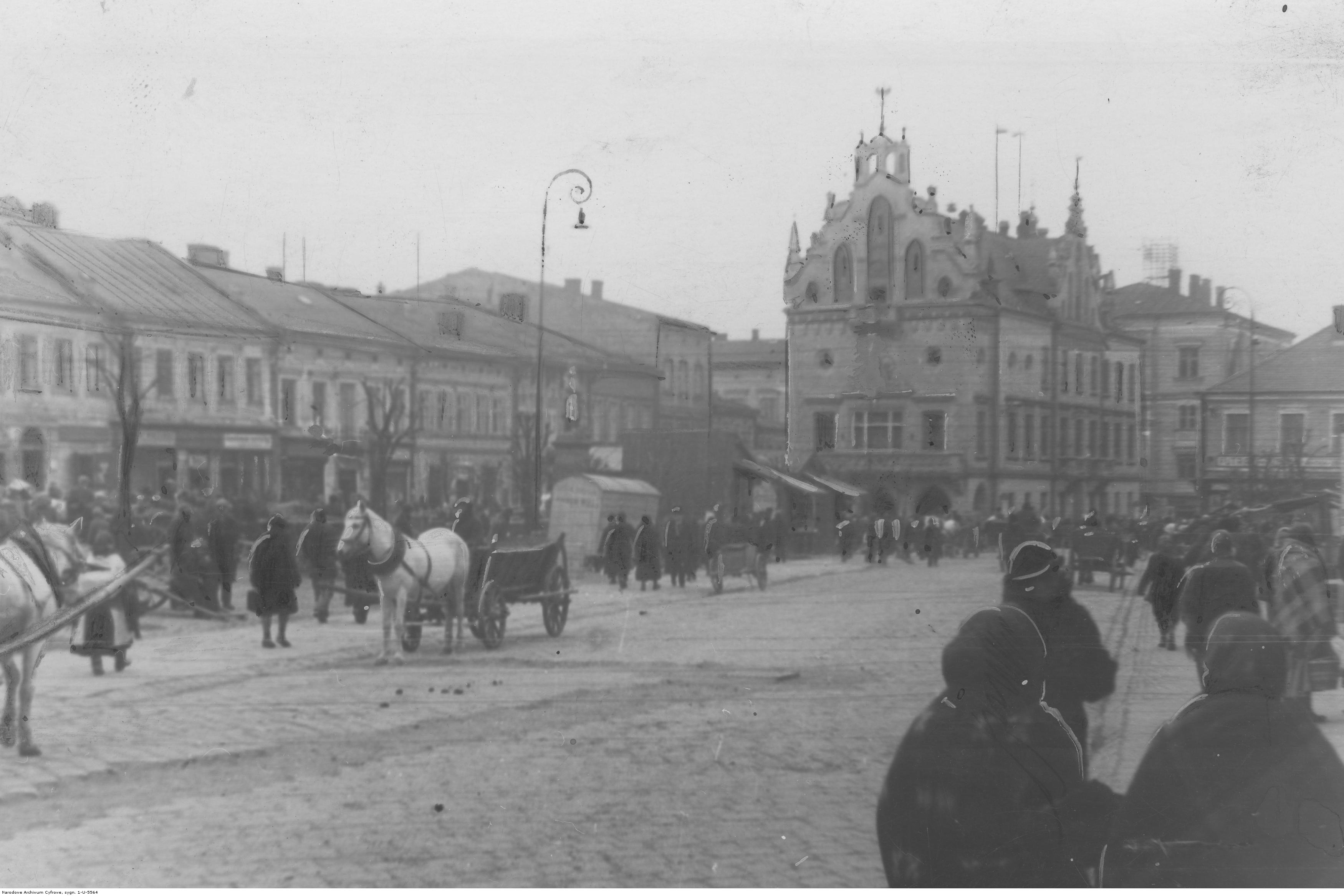 Targowisko na Rynku w Rzeszowie. W tle ratusz, rok 1937