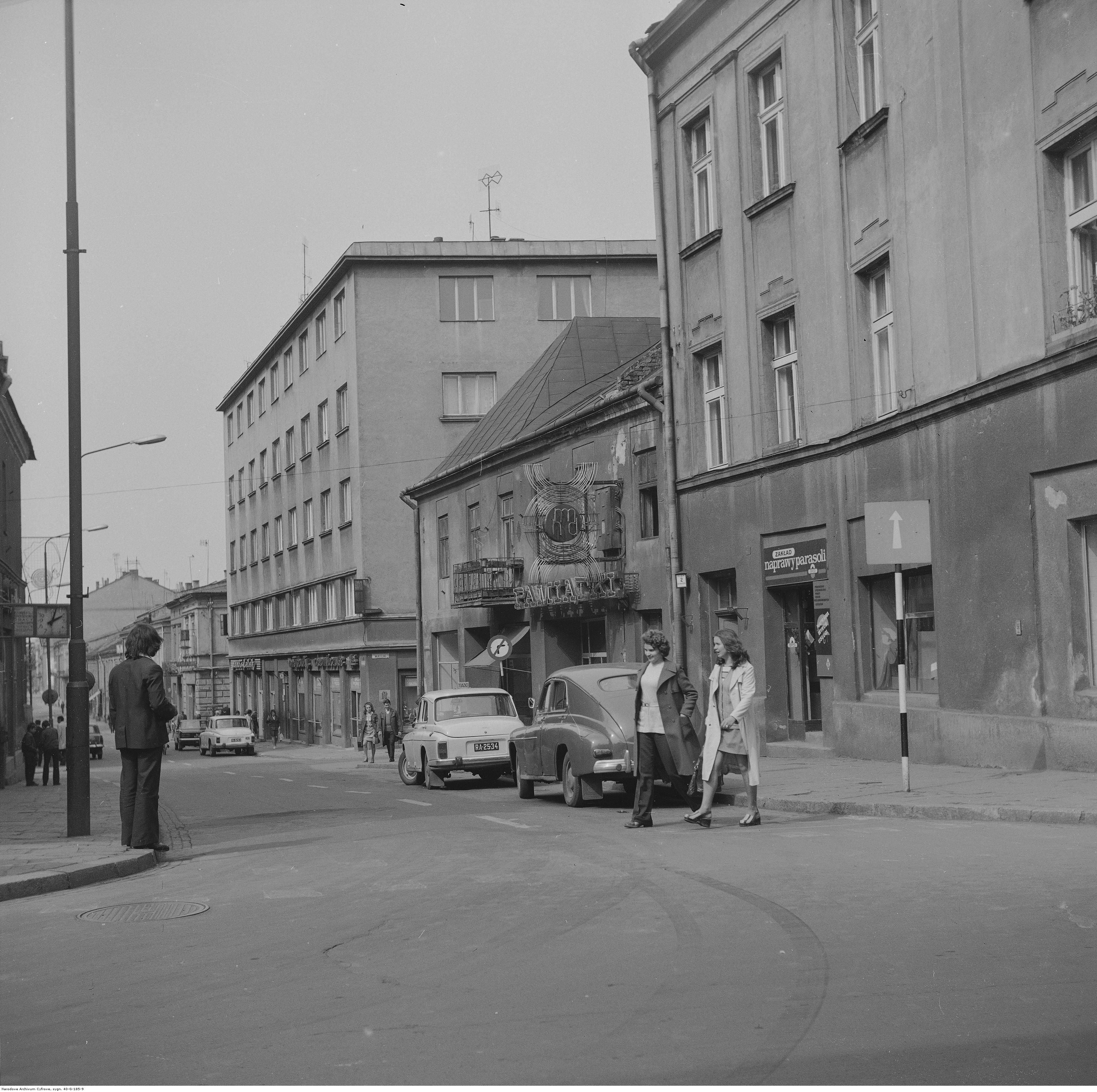 Ulica Grunwaldzka w Rzeszowie. Widoczne m.in samochody FSO Warszawa, rok 1974-05-12